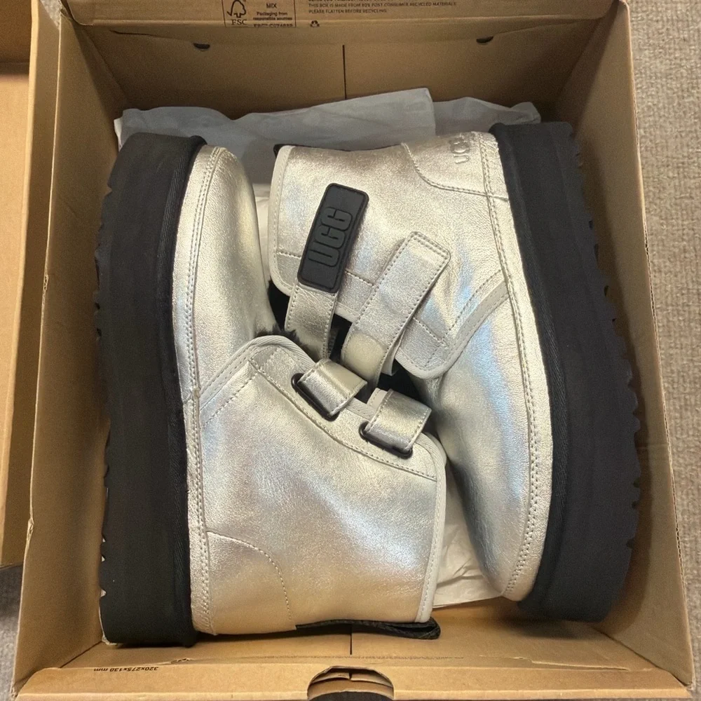 UGG Neumel Platform Leather Boots Silver Metallic – Women’s 6